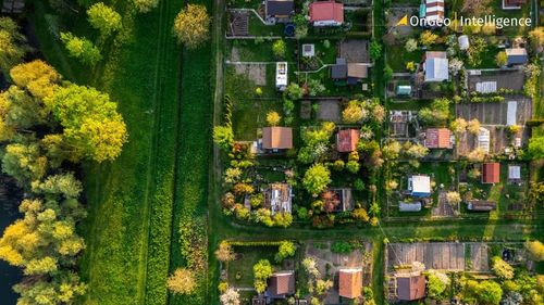 Satellite imagery showing houses and plots of land.